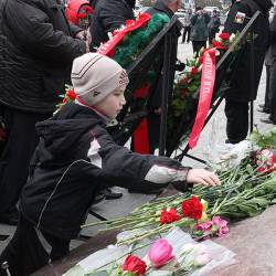 Сразу две торжественных церемонии возложения венков и цветов состоялись в приморской столице #19