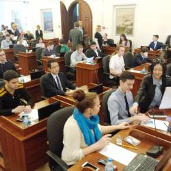 Свой "круглый стол" будущие политологи провели прямо в зале заседаний Думы Владивостока #1