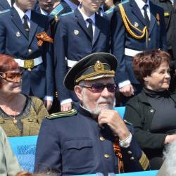 Сотни горожан вышли на перрон железнодорожного вокзала, чтобы встретить агитационный эшелон,прибывший из Москвы #20