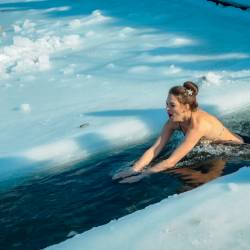 Наталья Аксенова провела мастер-класс по  плаванию в ледяной воде в центре города #3