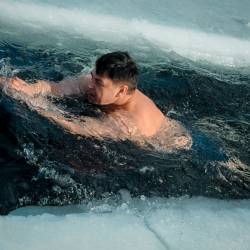 Наталья Аксенова провела мастер-класс по  плаванию в ледяной воде в центре города #5