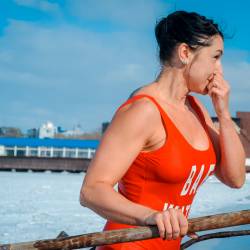 Наталья Аксенова провела мастер-класс по  плаванию в ледяной воде в центре города #6