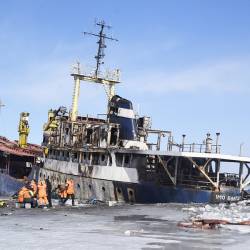 Спасатели откачивали воду из затопленных трюмов судна #9