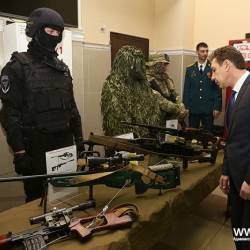 В холле ДКЖД гостей мероприятия встречала выставка вооружения и экипировки #4