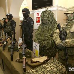 В холле ДКЖД гостей мероприятия встречала выставка вооружения и экипировки #5