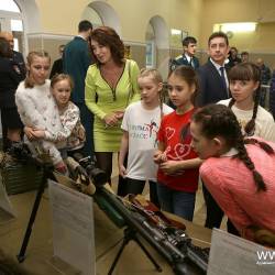 В холле ДКЖД гостей мероприятия встречала выставка вооружения и экипировки #6