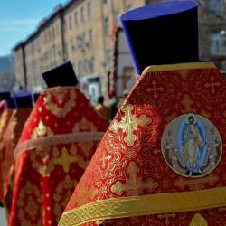 Шествие прихожан началось от Покровского кафедрального собора #7