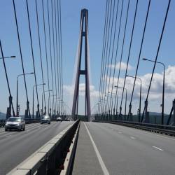 Мостостроители гордо прошагали по мосту в честь его пятилетия #9
