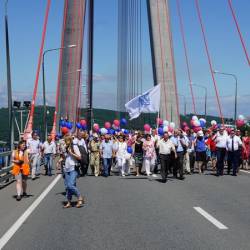 Мостостроители гордо прошагали по мосту в честь его пятилетия #11
