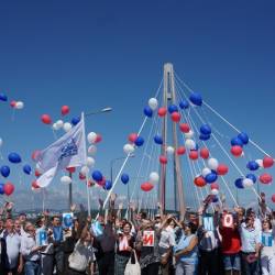 Мостостроители гордо прошагали по мосту в честь его пятилетия #15