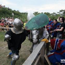Фестиваль объединил сотни неравнодушных к рыцарским временам людей #8