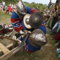 Фестиваль объединил сотни неравнодушных к рыцарским временам людей #23
