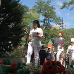 После торжественной части участники митинга возложили цветы к памятнику #16