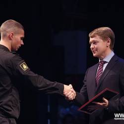 Исполняющий обязанности главы Владивостока вручил награды сотрудникам училища #6