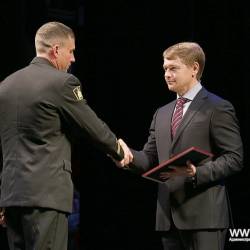 Исполняющий обязанности главы Владивостока вручил награды сотрудникам училища #8