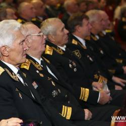 Исполняющий обязанности главы Владивостока вручил награды сотрудникам училища #10