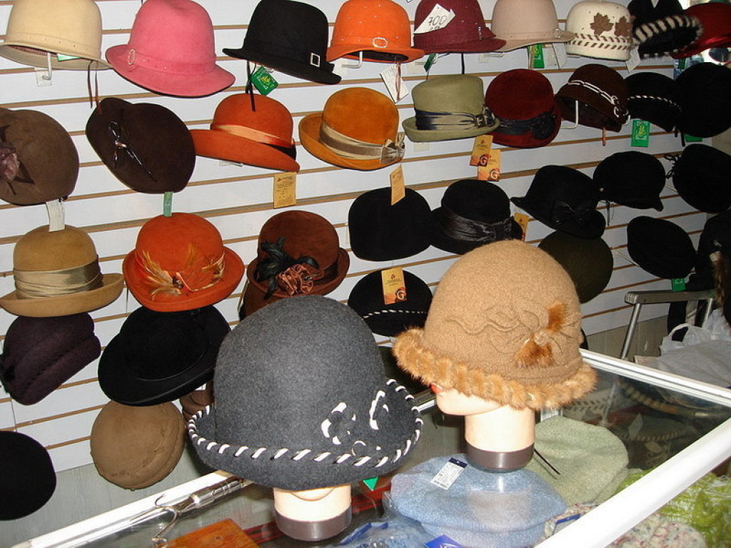 Шляпа адрес. Шляпки витрина. Рынок головных уборов. Магазин шляп. Коллекция шляпок.