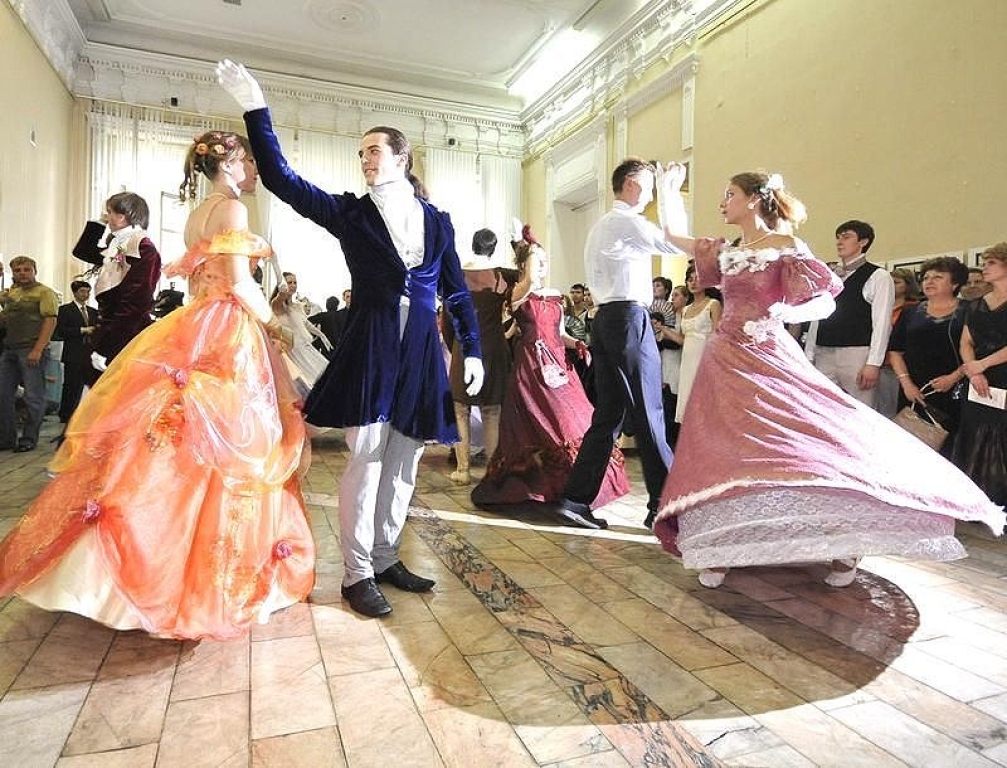 Как назывался бал меньшиковой. Котильон танец на балу 19 века. Котильон 19 век. Котильон танец 19 век. Бальные танцы Котильон.
