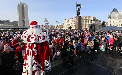 Дед Мороз провел парад Снегурочек