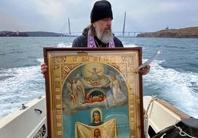 С иконой и молитвой об избавлении от эпидемии Владивосток обошли по морю и посуху