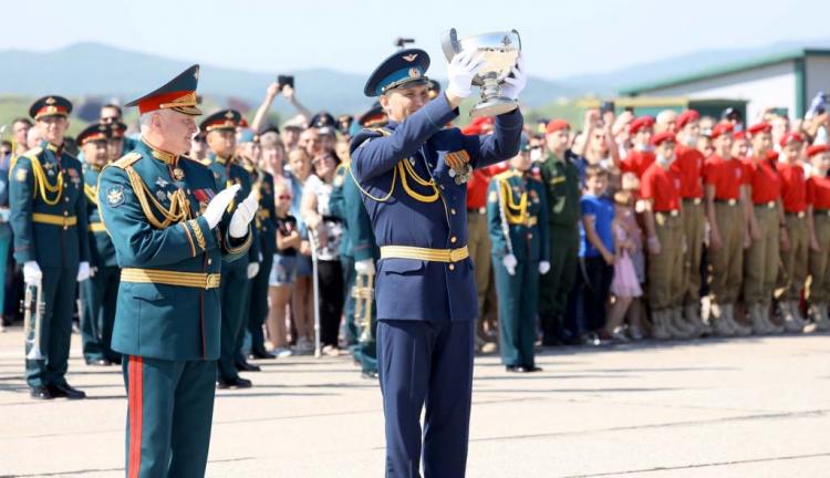 Авиаполк «Нормандия – Неман»  в Приморье получил почетную  награду Минобороны России