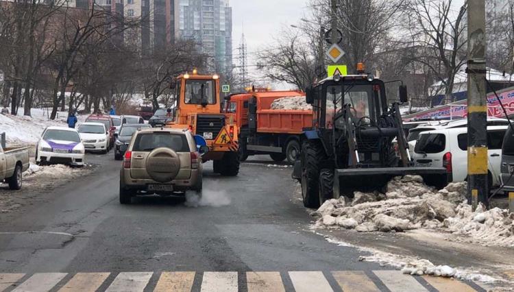 Вывоз снега, льда и веток – дорожная служба наводит порядок на улицах города