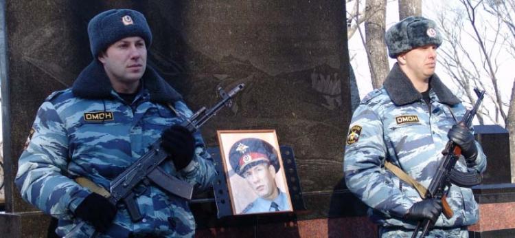 Во Владивостоке полицейские почтили память коллег, погибших на Северном Кавказе