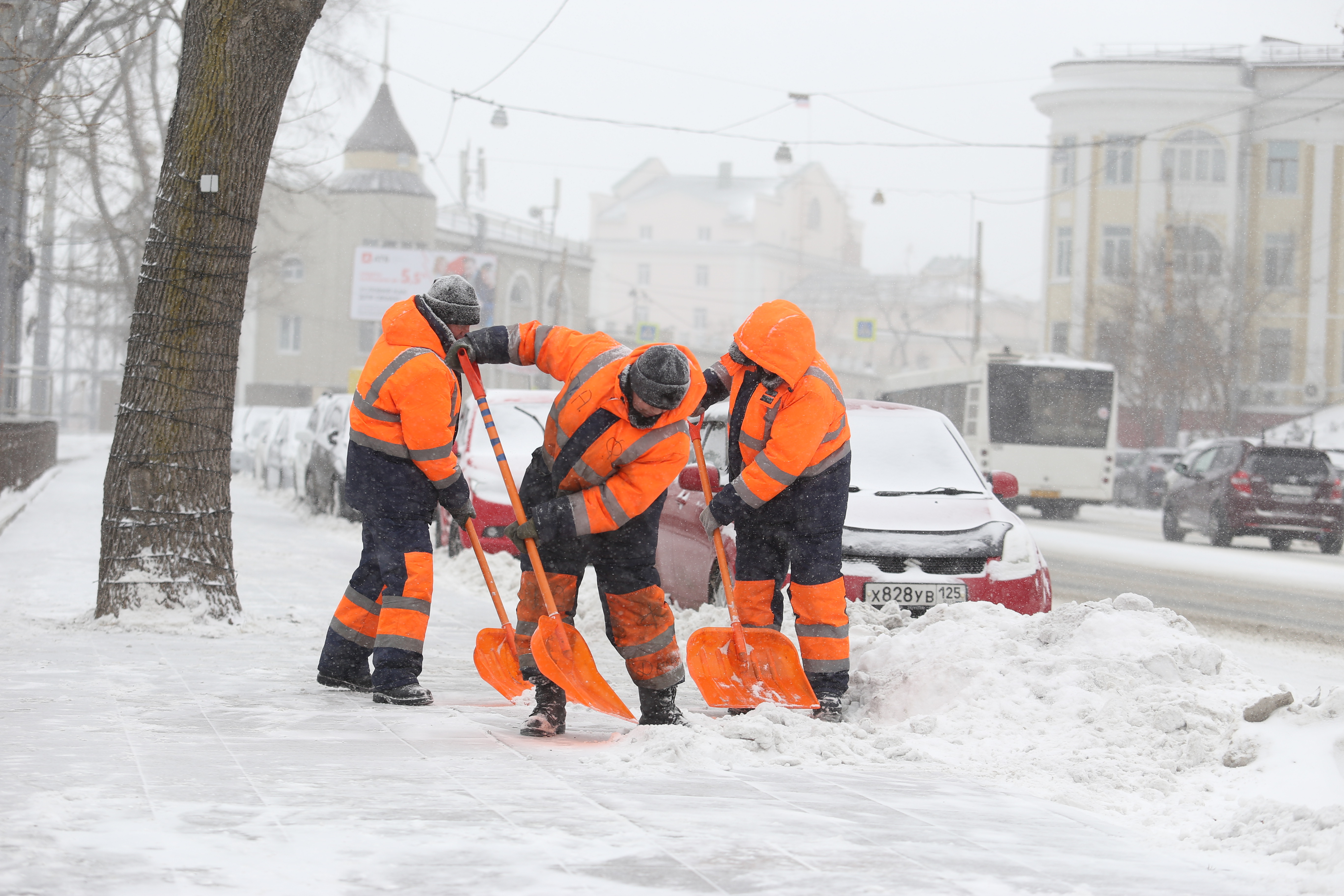 Снег в приморье сегодня. Снег во Владивостоке. Снегопад во Владивостоке. Владивосток снегопад сугробы. Снег во Владивостоке фото.