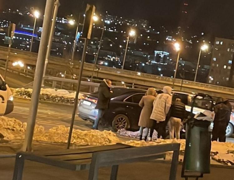 Женщина разбила машину. Сбил девушку в Владивостоке. Сбил мужика пьяного на дороге во Владивостоке. Женщина под колесами автомобиля.
