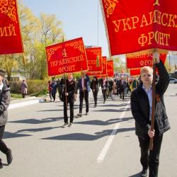 Торжественный митинг открылся шествием колонн трудящихся, которую возглавили работники «Восточного Порта», сотрудники и волонтёры Фонда «Восточный Порт» #1