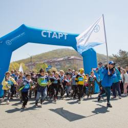 Торжественный митинг открылся шествием колонн трудящихся, которую возглавили работники «Восточного Порта», сотрудники и волонтёры Фонда «Восточный Порт» #6