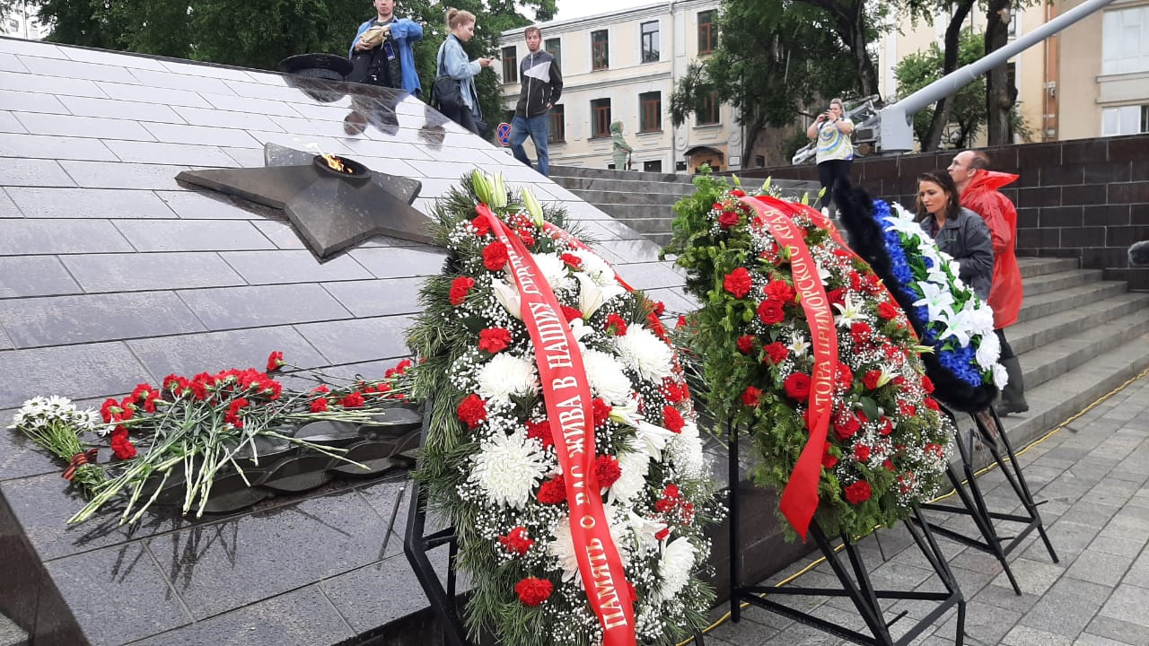 Во Владивостоке прошло шествие в День памяти и скорби