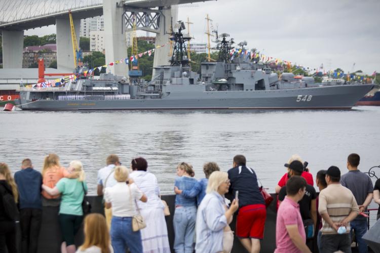 Парад дня вмф владивосток. Парад ВМФ Владивосток. Парад кораблей Тихоокеанского флота Владивосток. Парад ТОФ Владивосток. День ВМФ Владивосток 2020.