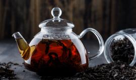 black-tea-with-dry-tea-in-a-teapot-on-wooden-surface-side-view.jpg