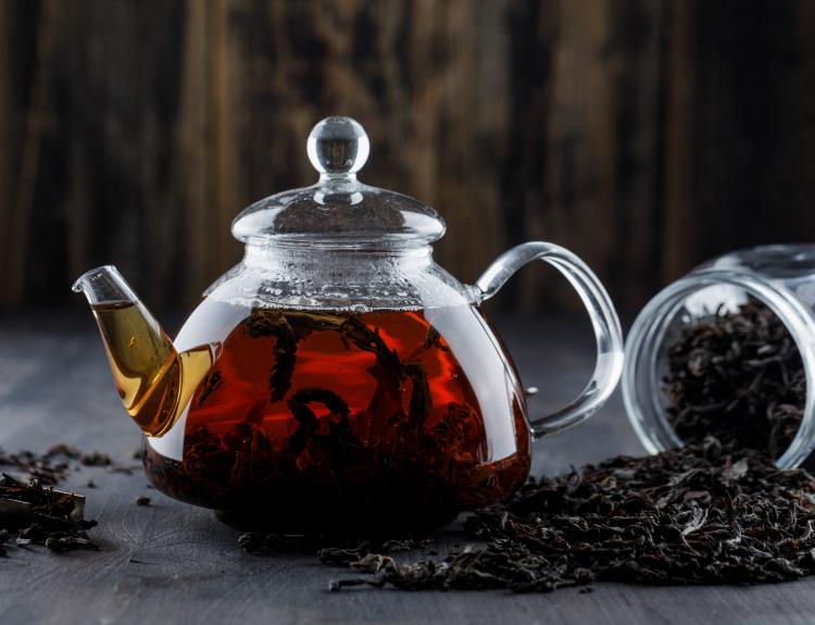 black-tea-with-dry-tea-in-a-teapot-on-wooden-surface-side-view.jpg