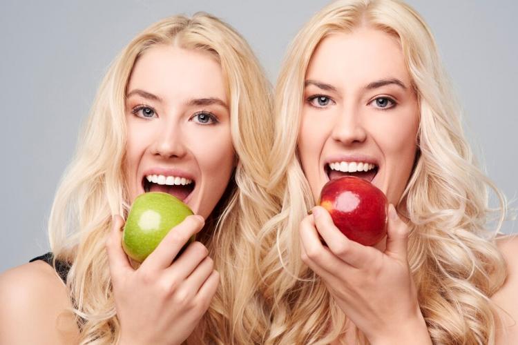 blonde-twins-with-healthy-teeth_329181-10668.jpg