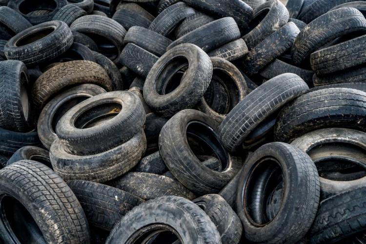 big-pile-automobile-tires-broken-down-plant-many-black-rubber-tyres-ground-inside-old-huge-empty-building_116317-5695.jpg