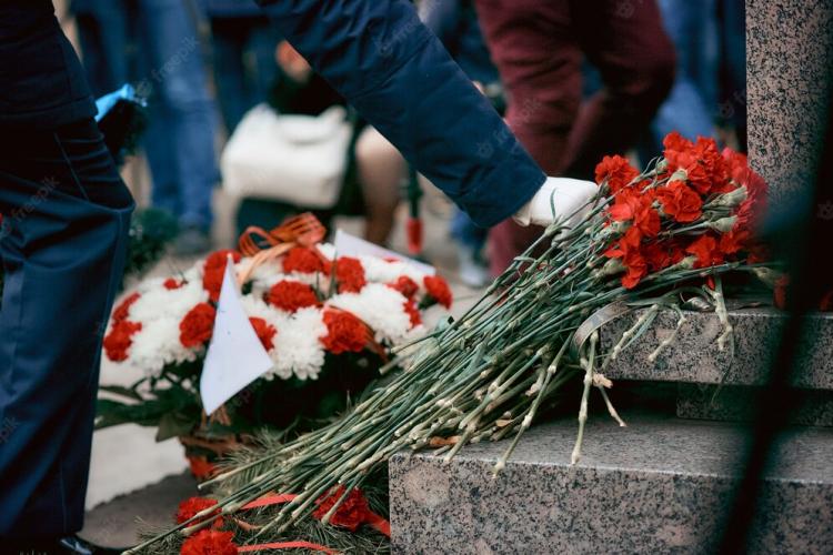 soldier-white-gloves-puts-flowers-monument-soldiers-who-died-world-war-ii_89718-582.jpg