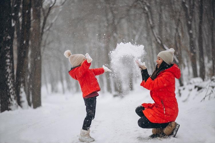 mother-and-daughter-playing-in-winter-park.jpg