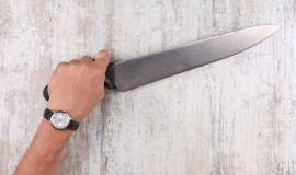 hand-with-a-knife-on-the-table_379858-13026.jpg