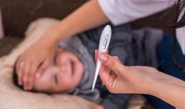 female-hand-with-thermometer-sick-little-boy_359031-12315.jpg