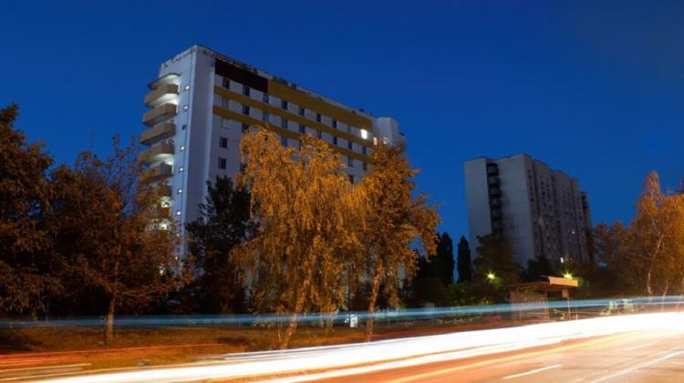 building-road-with-trees-night_1268-15673.jpg