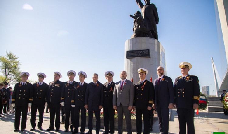 20 мая владивосток. Памятник морякам торгового флота во Владивостоке. Памятник погибшим морякам Владивосток. 9 Мая Владивосток 2023. День Победы 9 мая Владивосток.