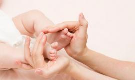 baby-s-legs-mother-s-hands-are-form-hearth-heart_310443-285.jpg