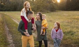 family-lifestyle-outdoors-in-autumn-time.jpg