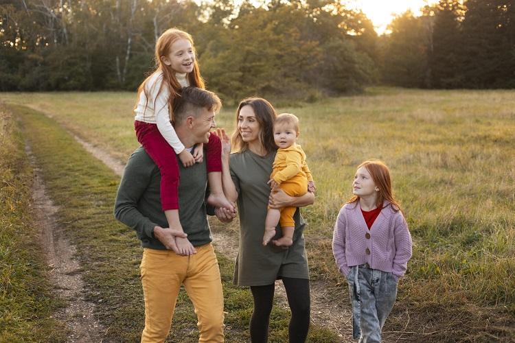 family-lifestyle-outdoors-in-autumn-time.jpg