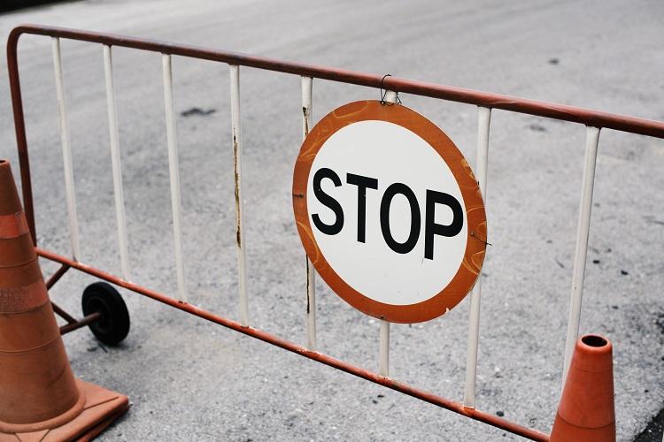 mobile-steel-barrier-fence-with-stop-sign.jpg