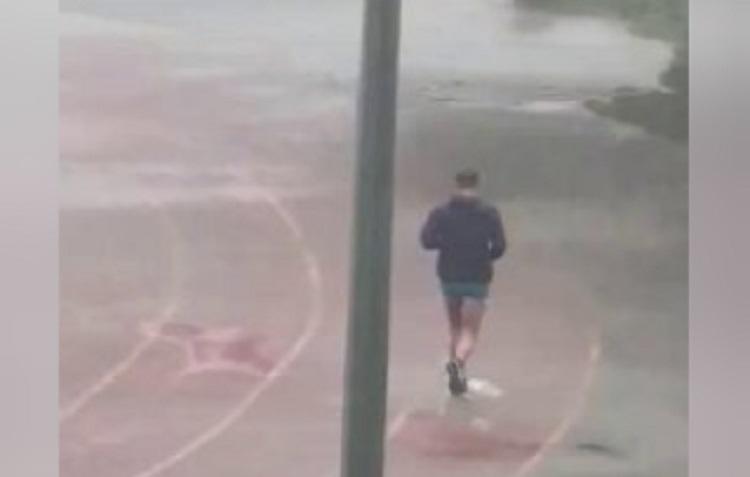 В абакане мужик бегал с топором. Затопило стадион Строитель. Ливень фото. Сильный дождь. Ливень во Владивостоке.