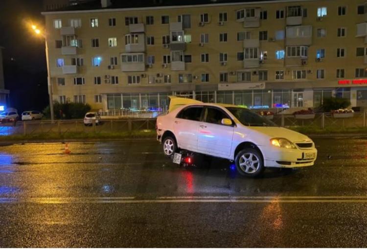 Мотоциклист на скорости залетел под автомобиль во Владивостоке