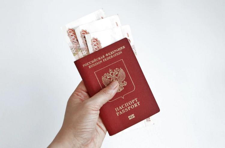 Житель Владивостока расплатился с долгом ради выезда за границу